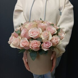 Композиция из 35 роз кения в коробке 