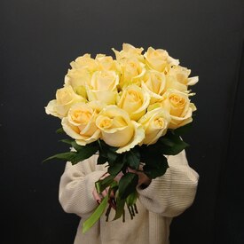 Букет из 15 кремовых роз 50см