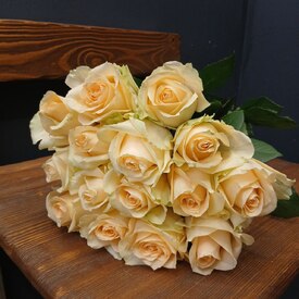 Букет из 15 кремовых роз 50см