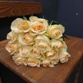 Букет из 15 кремовых роз 50см