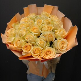 букет из 25 кремовых роз 50см