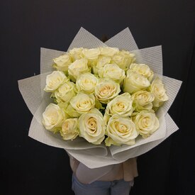 Букет из 25 белых роз 50см