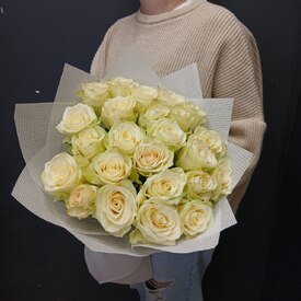 Букет из 25 белых роз 50см