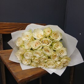 Букет из 25 белых роз 50см
