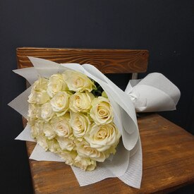 Букет из 25 белых роз 50см