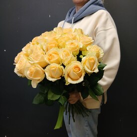 Букет из 25 кремовых роз 50см