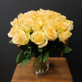 Букет из 25 кремовых роз 50см