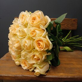 Букет из 25 кремовых роз 50см