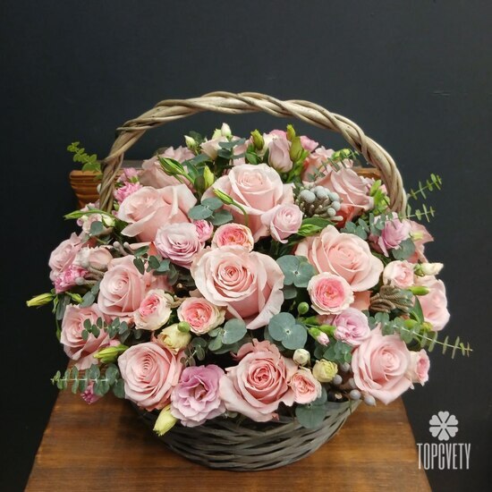 Композиция из роз и эустомы в корзине Руфи