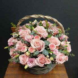 Композиция из роз и эустомы в корзине Руфи
