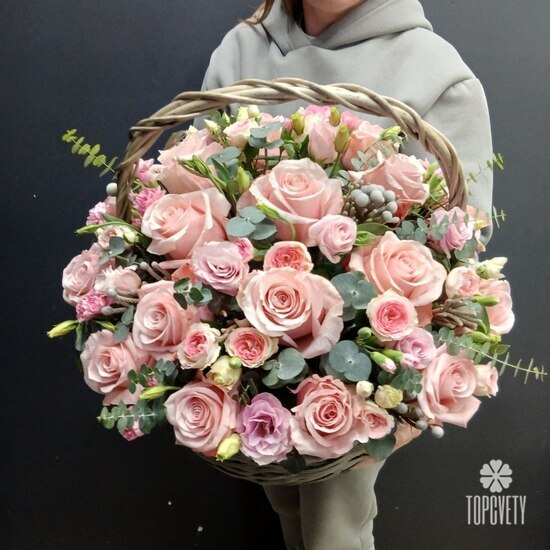 Композиция из роз и эустомы в корзине Руфи