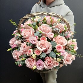 Композиция из роз и эустомы в корзине Руфи