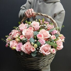 Композиция из роз и эустомы в корзине Руфи