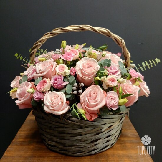 Композиция из роз и эустомы в корзине Руфи