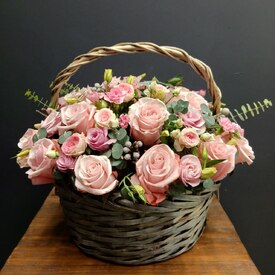 Композиция из роз и эустомы в корзине Руфи