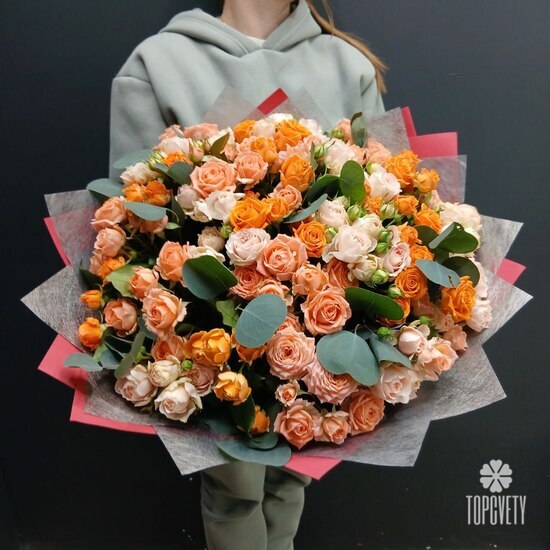 Букет из 15 кустовых роз и эвкалипта Маур