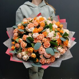 Букет из 15 кустовых роз и эвкалипта Маур