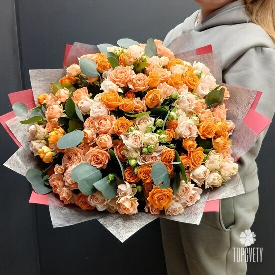 Букет из 15 кустовых роз и эвкалипта Маур