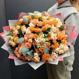 Букет из 15 кустовых роз и эвкалипта Маур