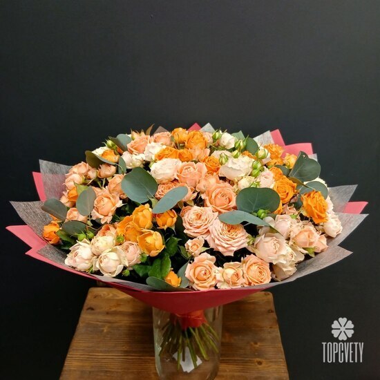 Букет из 15 кустовых роз и эвкалипта Маур
