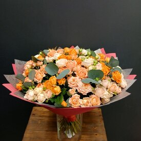 Букет из 15 кустовых роз и эвкалипта Маур