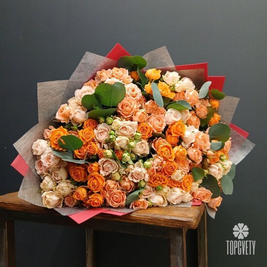 Букет из 15 кустовых роз и эвкалипта Маур