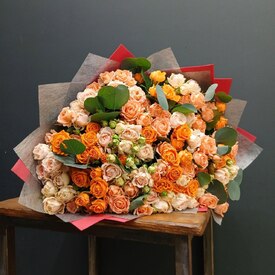 Букет из 15 кустовых роз и эвкалипта Маур