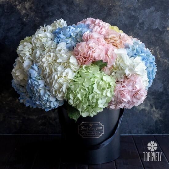 Букет из 11 гортензий микс в коробке 