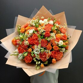 Букет из розы, эустомы  и гвоздики Азула 