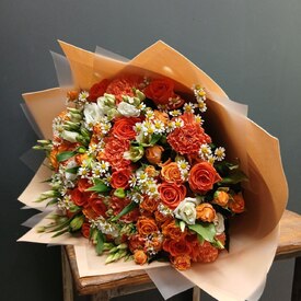 Букет из розы, эустомы  и гвоздики Азула 