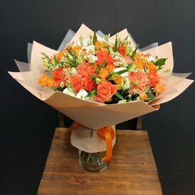 Букет из розы, эустомы  и гвоздики Азула 