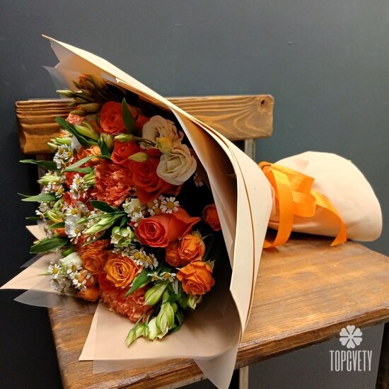 Букет из розы, эустомы  и гвоздики Азула 