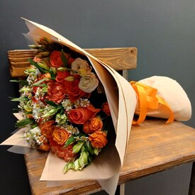 Букет из розы, эустомы  и гвоздики Азула 