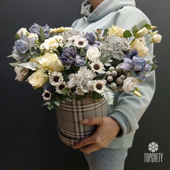 Композиция из роз, гвоздик и гербер в коробке Снег 