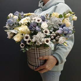 Композиция из роз, гвоздик и гербер в коробке Снег 