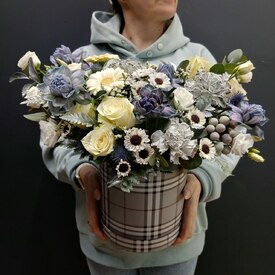 Композиция из роз, гвоздик и гербер в коробке Снег 