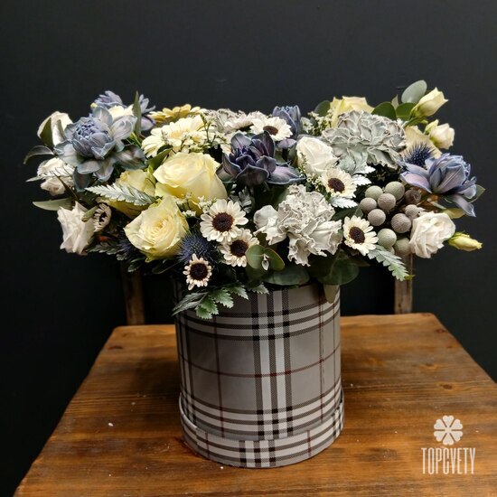 Композиция из роз, гвоздик и гербер в коробке Снег 