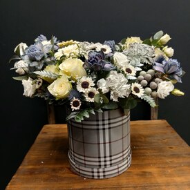 Композиция из роз, гвоздик и гербер в коробке Снег 