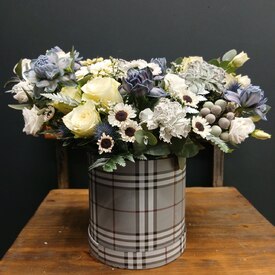 Композиция из роз, гвоздик и гербер в коробке Снег 