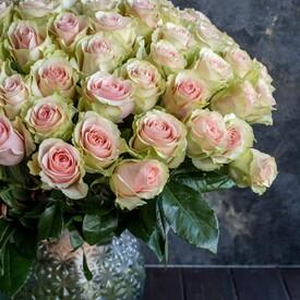 Букет из 51 желто-розовой розы Тиффани 50см