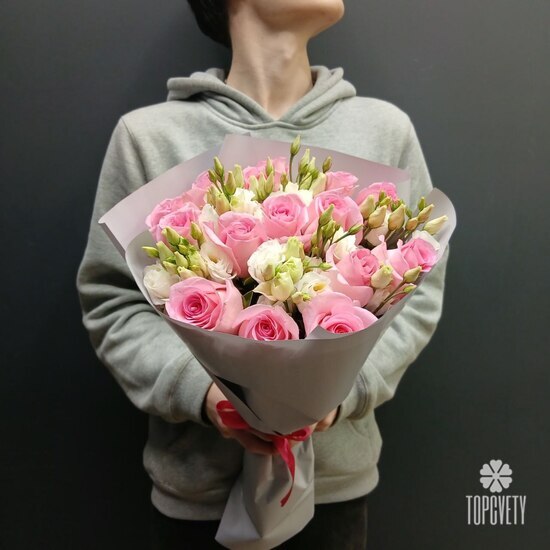 Букет из 15 роз и эустомы 50см