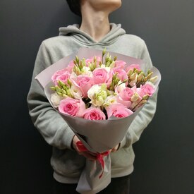 Букет из 15 роз и эустомы 50см