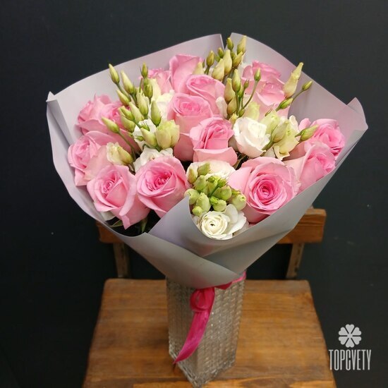 Букет из 15 роз и эустомы 50см