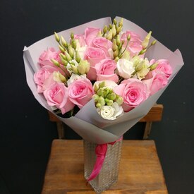 Букет из 15 роз и эустомы 50см