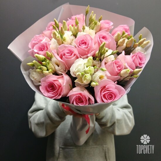 Букет из 15 роз и эустомы 50см