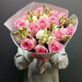 Букет из 15 роз и эустомы 50см