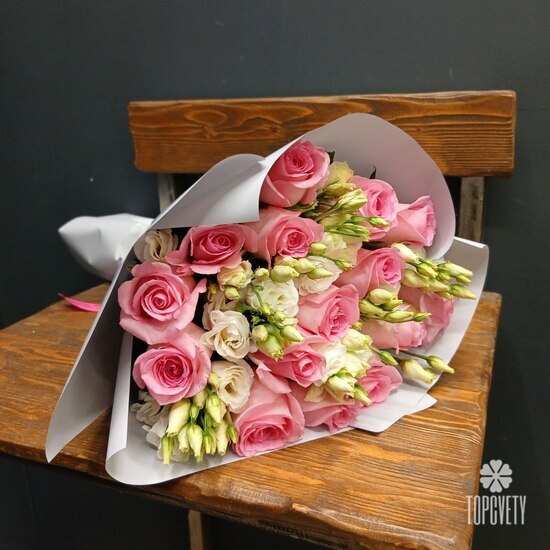 Букет из 15 роз и эустомы 50см