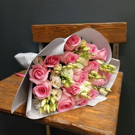 Букет из 15 роз и эустомы 50см