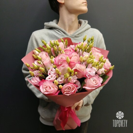 Букет из 15 роз и эустомы