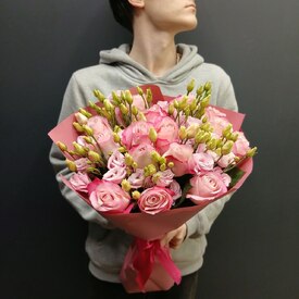 Букет из 15 роз и эустомы